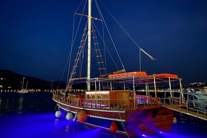 Queen Bee Sunset Cruise with Swim Stops and Dinner - Practical details that affect your comfort
