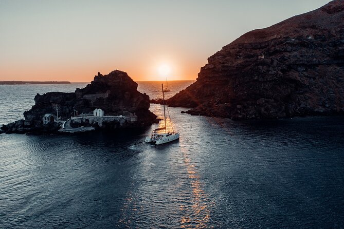 Romantic Sunset Catamaran Caldera Cruise incl. Meal & Drinks - Hotel Pickup and the Ride to Ammoudi: The Easiest Start