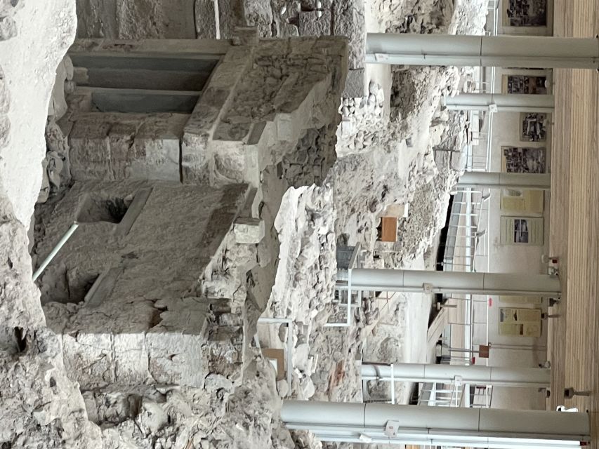 Santorini: Akrotiri Private Guided Tour with Hotel Pick-Up - Key things you’ll notice on this Akrotiri private tour
