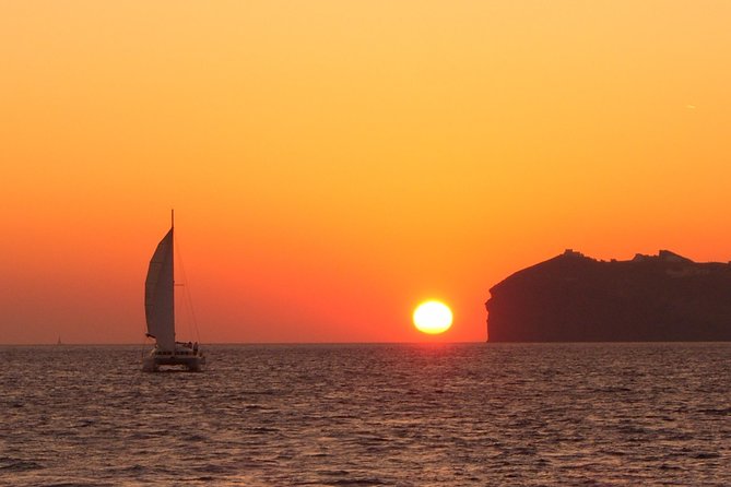 Santorini Caldera Sailing Tour with BBQ Lunch and Drinks - Group Size, Service Style, and What the Crew Adds