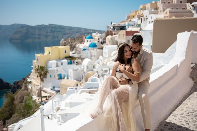 Santorini couple photoshoot with 50 edited photos! - Private couple photos in Oia, with a time-smart plan