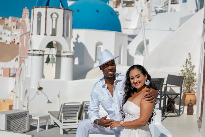 Santorini couple photoshoot with 50 edited photos! - Timing and booking: why 38 days matters