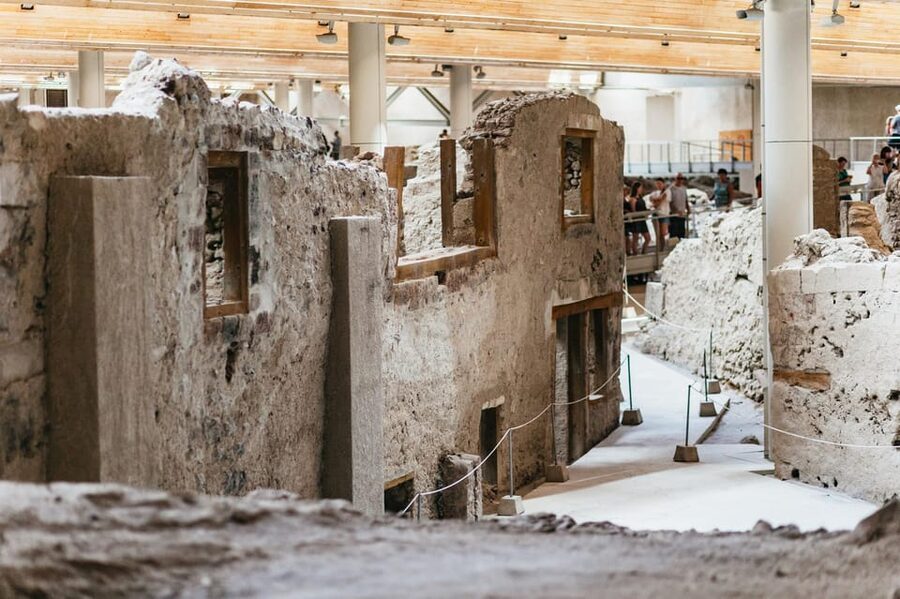 Santorini: Experience Akrotiri with a Licensed Tour Guide - Reading the city plan on Akrotiri’s paved streets and squares