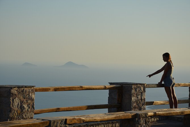 Santorini Highlights Small-Group Tour with Wine Tasting option - Oia Main Street: The Photo Stop That Actually Lets You Walk