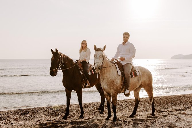 Santorini: Horse Riding to the Black Sandy Beach (Eros beach) - Photos on a seaside cliff: the best souvenir is often the timing