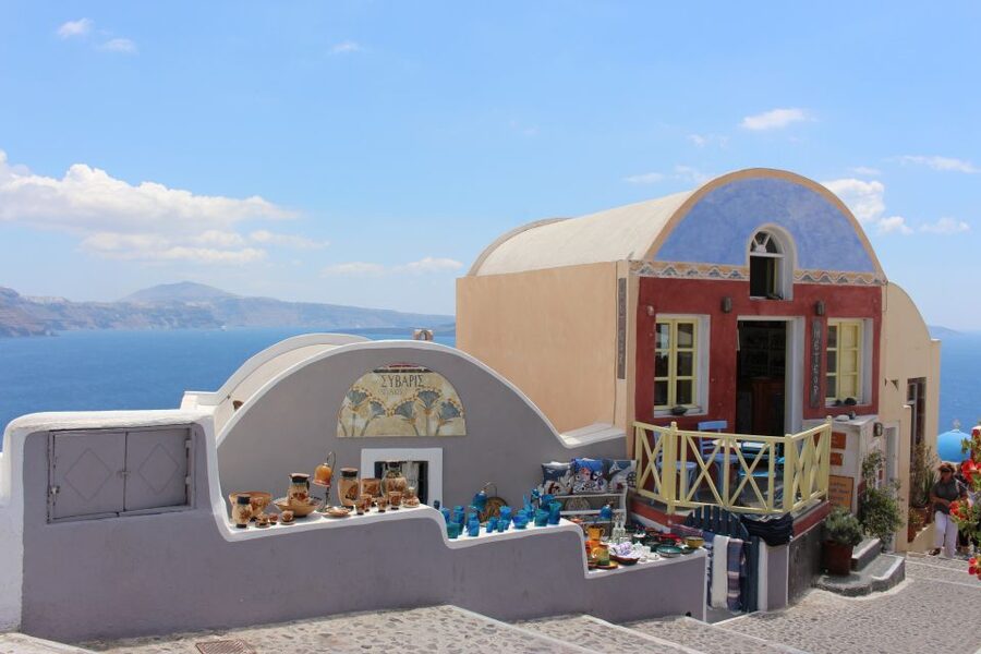 Santorini: Mesa Gonia, Pyrgos and Oia Tour - Oia sunset finish: how to make the most of the final hour