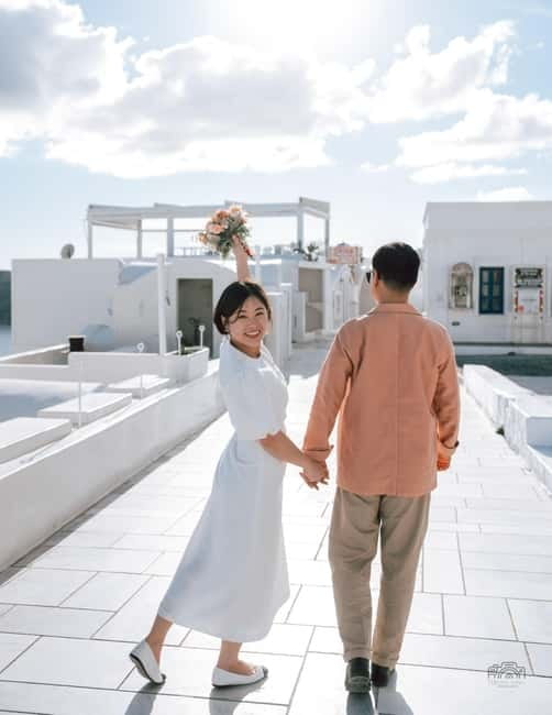 Santorini: Oia Private Couple Photoshoot with 35 Photos - How Marios guides you so the photos look natural