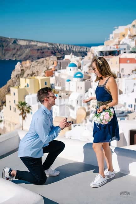 Santorini: Oia Private Couple Photoshoot with 35 Photos - The 35 edited photos you get in your inbox