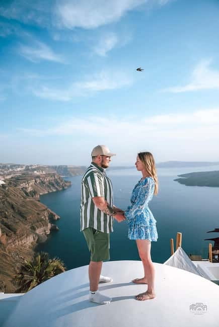 Santorini: Oia Private Couple Photoshoot with 35 Photos - Time, pacing, and what to wear in Oia or Imerovigli