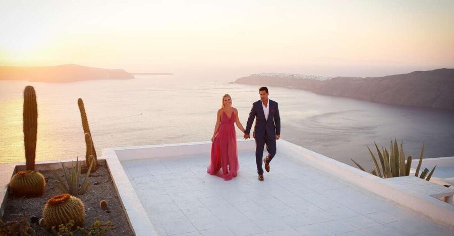 Santorini: Photo Shoot with a Private Vacation Photographer - Managing crowds without losing your vacation mood