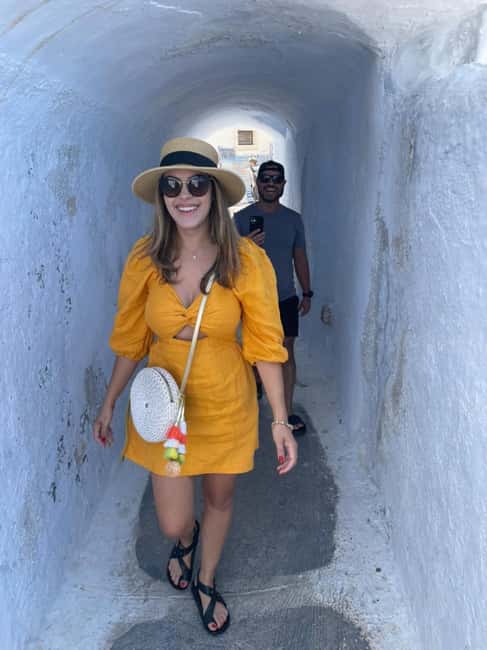 Santorini : Private Guided Highlights Tour - From Fira to Oia in three hours, with a plan