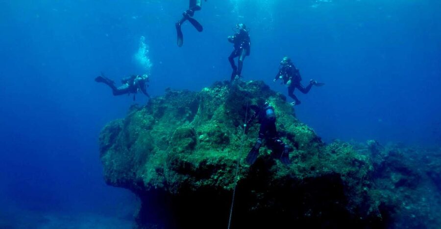 Santorini: Scuba Diving Experience for Beginners - Meeting in Oia, then heading toward Armeni Bay
