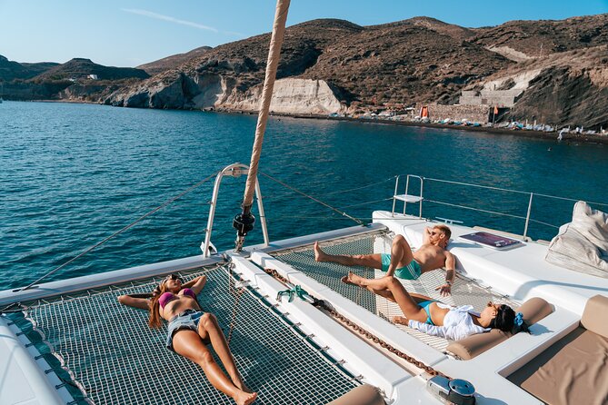 Santorini Sunset Sailing Cruise: Dinner, BBQ, Open Bar, Transfers - Santorini sunset on the return sail back to Vlychada