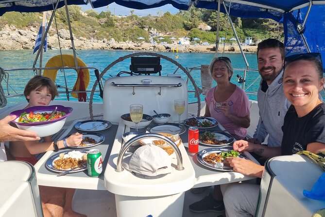 Single day Sail boat cruise with swimming, snorkeling, drinks and lunch - Lunch and drinks on board: what you get, and why it feels like a win