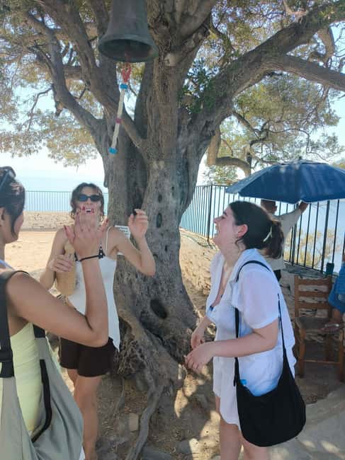 Skopelos: Mamma Mia Tour - Mama Mia Cliff: one hour for sightseeing and filming-location photos