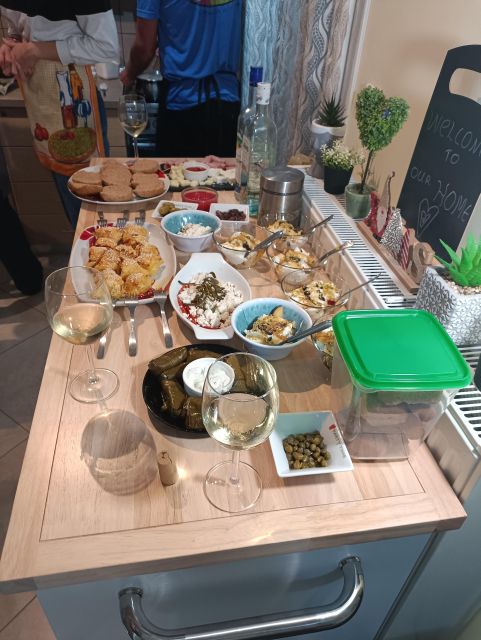 Thessaloniki: Cooking & Dining Experience with Greek Family - Before you go: meeting the hosts and finding their home