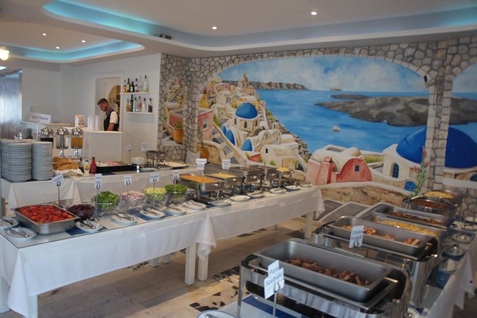 Traditional Greek Night live Music & Dinner Show in Santorini - When the music starts: how the show builds